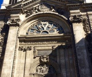 Bas relief d'une porte de l'Hôtel Dieu